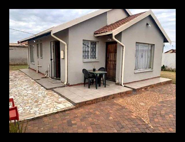 3 BEDROOM HOUSE FOR SALE IN PROTEA GLEN